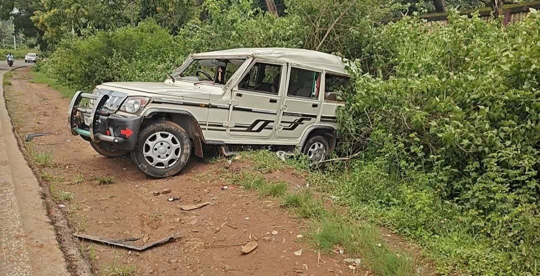 ବିଦ୍ୟୁତ୍ ଖୁଣ୍ଟକୁ ପିଟିଲା ବୋଲେରୋ ସୁନାବେଡ଼ା